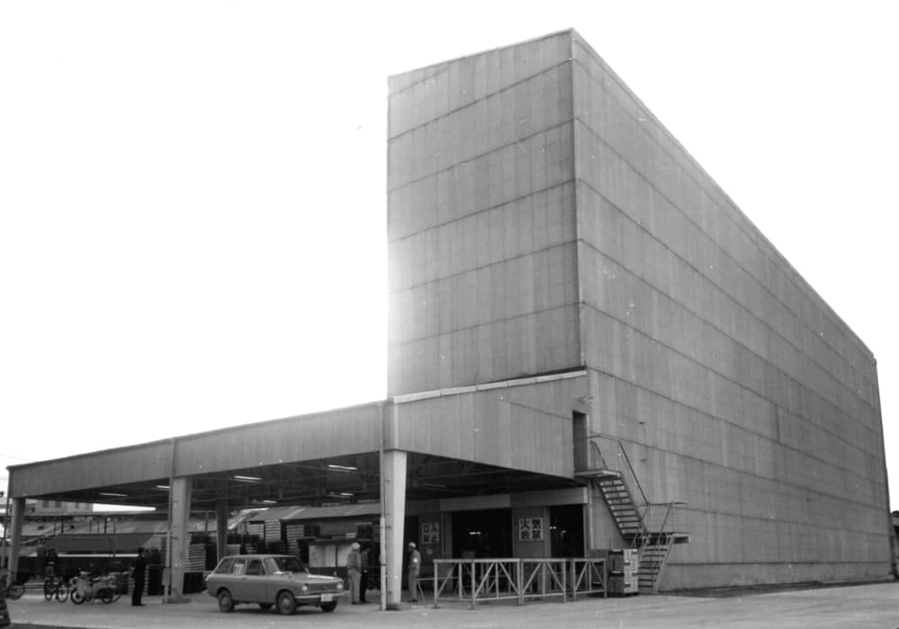 The first automated high-bay warehouse in Western Japan (1968) located within the Kurosaki Plant