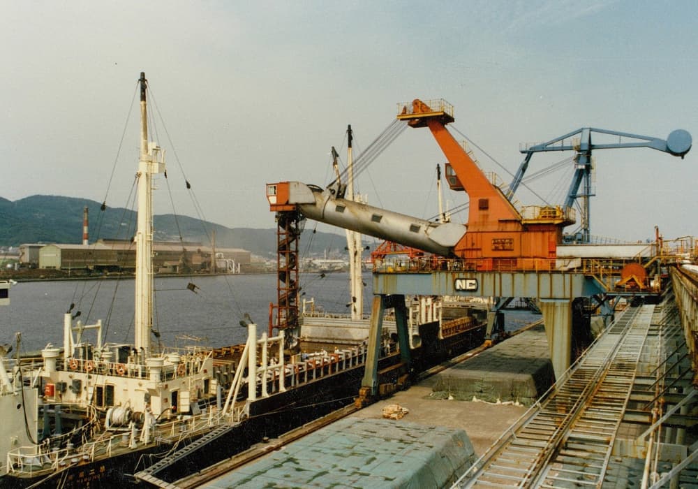 The first ship loader at the Kurosaki Plant Fertilizer Pier in the East (1970)