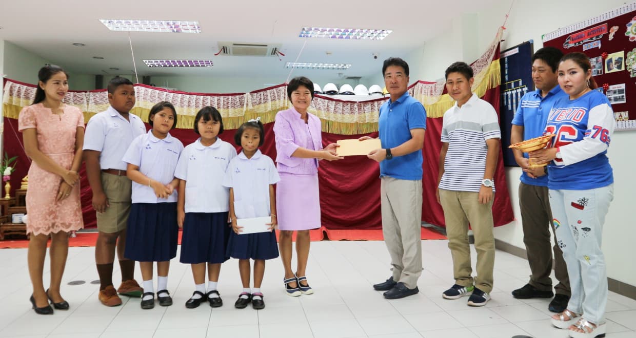 寺院、小学校、孤児院への義援金活動 （Siam Chemical Logistics社・タイ） 1