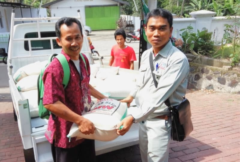 孤児や地域の方々へ寄付や食事の提供などの奉仕活動 （PT. DIA LOGISTICS INDONESIA社・インドネシア）1