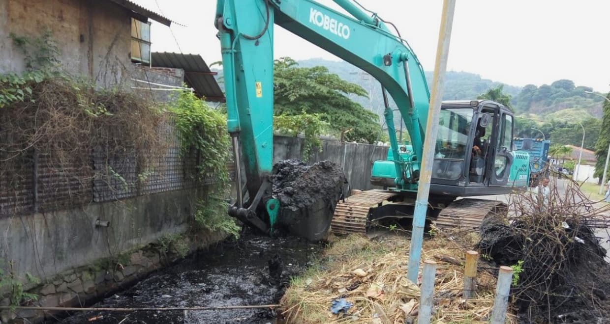 地域のリーダーと協力して洪水を防ぐ水路の清掃を実施 （PT. DIA LOGISTICS INDONESIA社・インドネシア）1