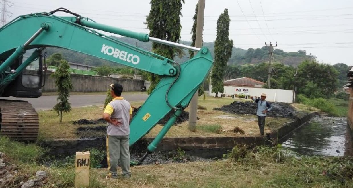 地域のリーダーと協力して洪水を防ぐ水路の清掃を実施 （PT. DIA LOGISTICS INDONESIA社・インドネシア）2