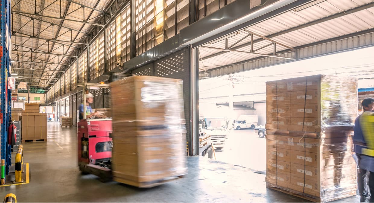 Integrated Logistics System Combining Transportation and Distribution