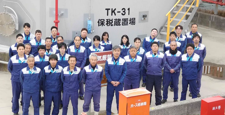 尼崎油槽所で働く人