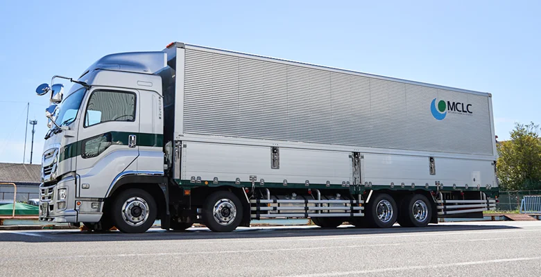MCLCロゴ入りの大型トラック